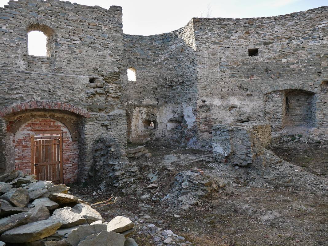 Markušovský hrad - dolné nádvorie s dolnou bránou a polkruhovou baštou
