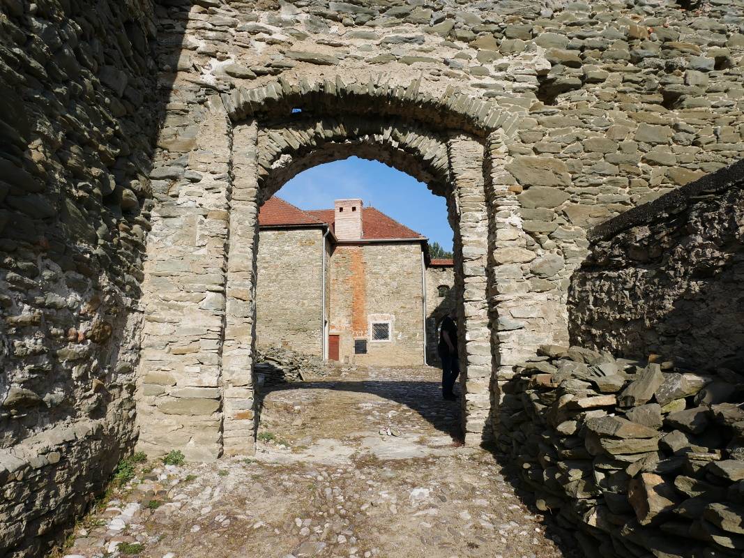 Markušovský hrad - brána medzi dolným a horným nádvorím