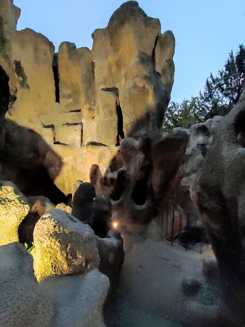 Osvetelená Grotta počas súmraku
