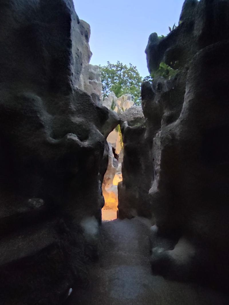 Osvetelená Grotta počas súmraku