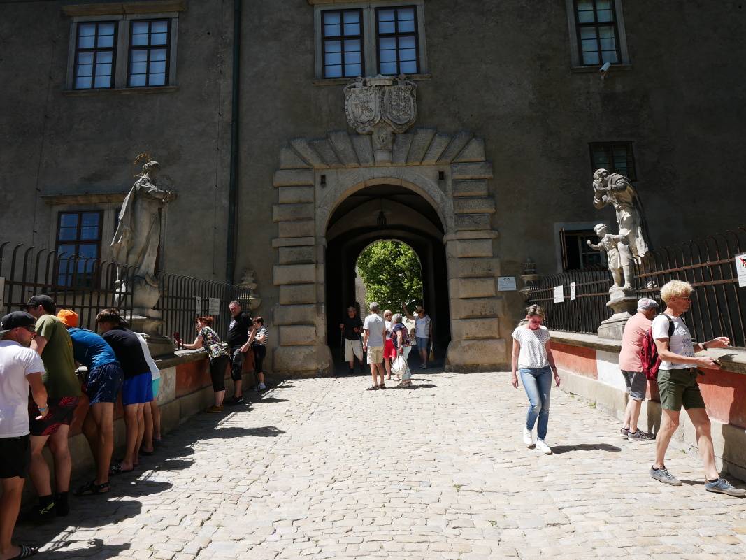 Brána na druhé zámocké nádvorie, pod mostom je Medvedia priekopa