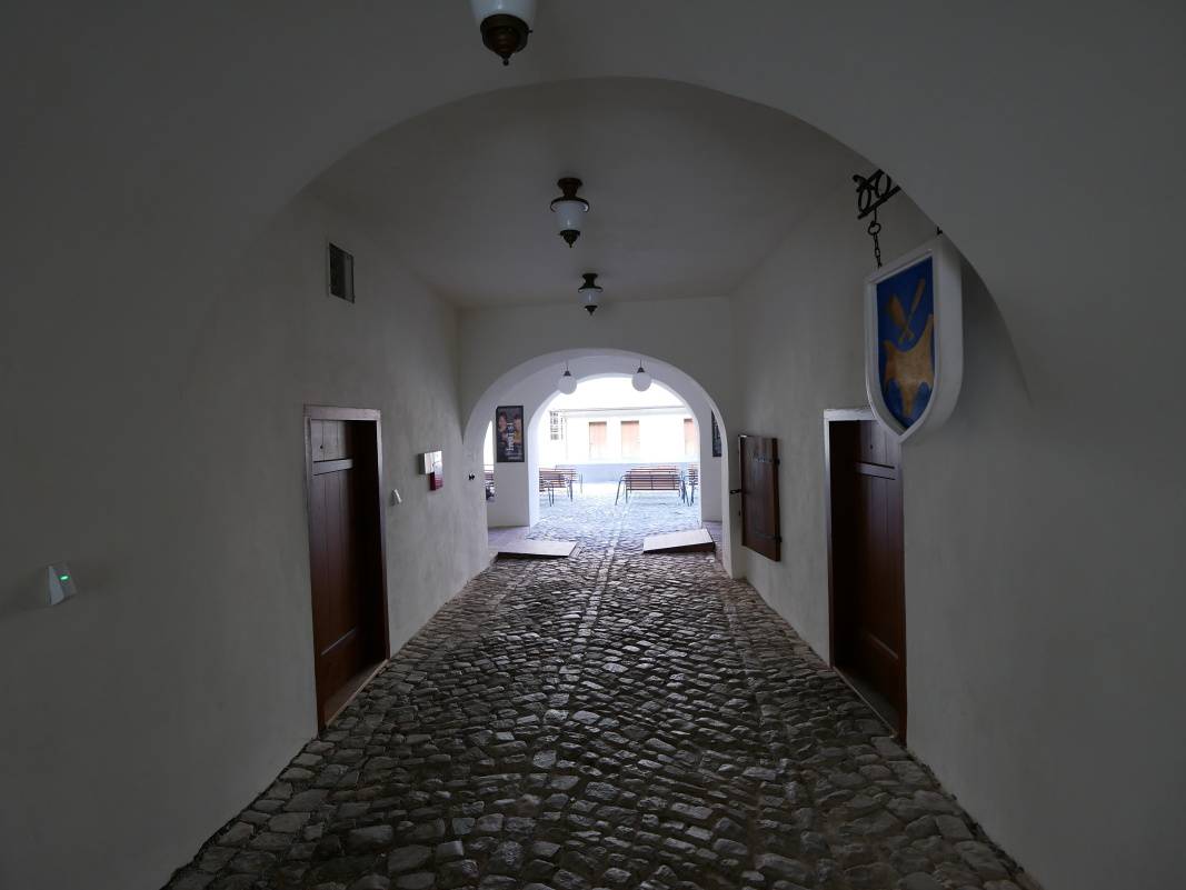 Podchod do átria s výstavou fotiek o rekonštrukcii kláštora