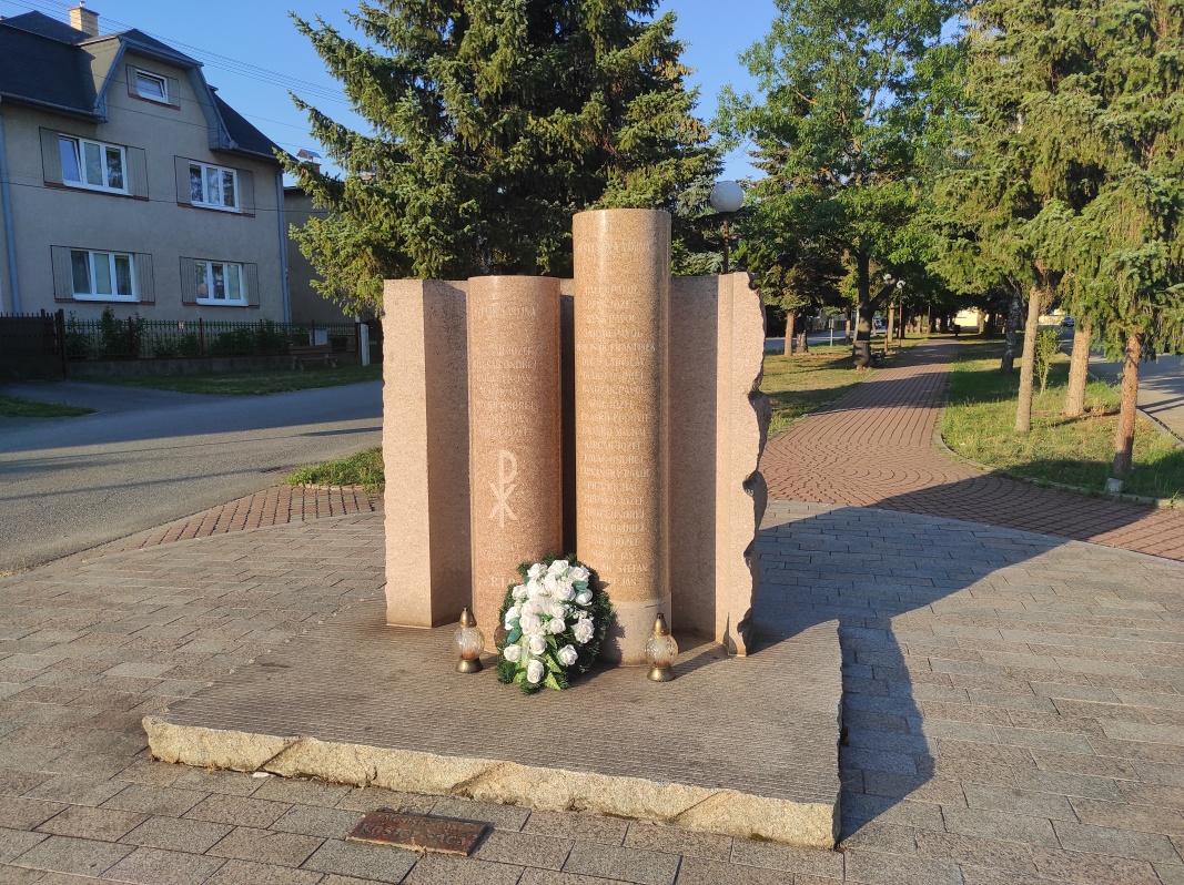 Pamätník obetiam I. (nižší valec) a II. (vyšší valec) svetovej vojny