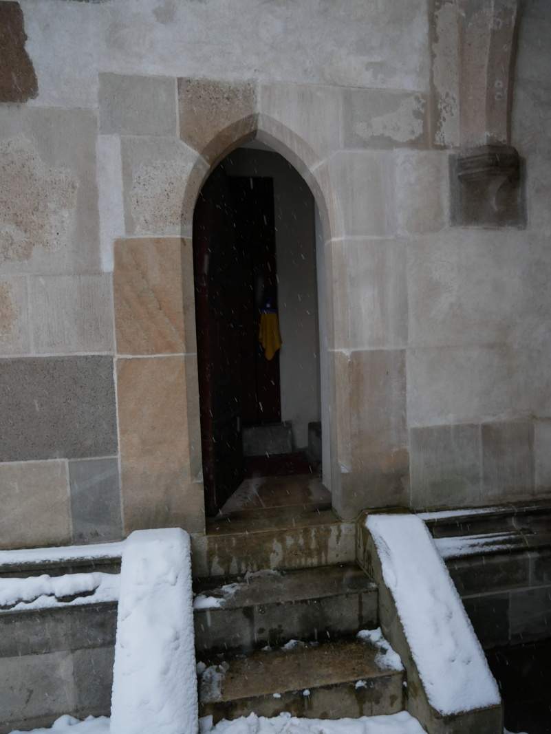 Vchod do sakristie s balknikom a na chr zvonku