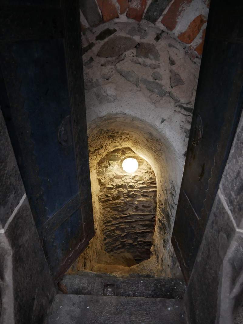 Vstup do podzemia kaplnky - prv 2 schody s drsn, ide sa chrbtom