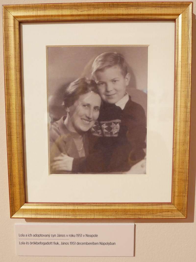 Piata izba - emigrcia - manelka Lola a ich adoptovan syn Jnos (adoptovali ho ete v Budapeti), 1951, Neapol