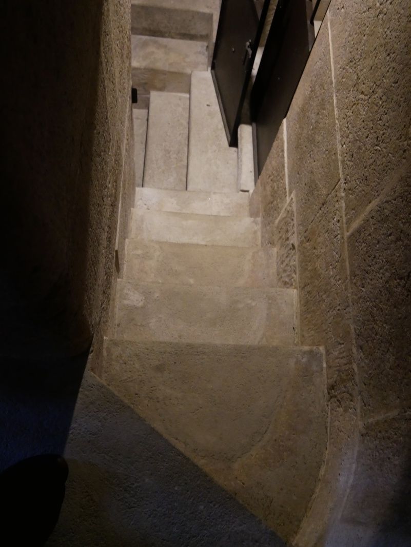 Dm sv. Albety - Matejova vea schody z miestnosti s relikviou sv. krvi