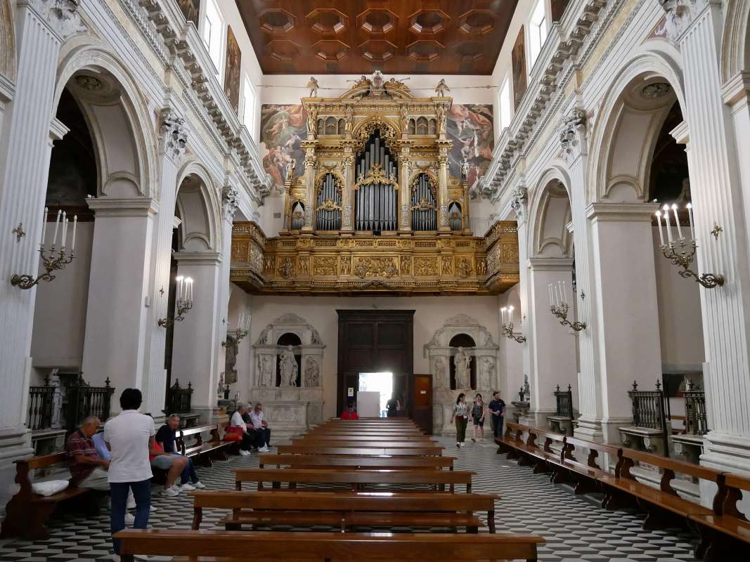 Kostol Sant'Anna dei Lombardi - od hl. oltra ku vstupu