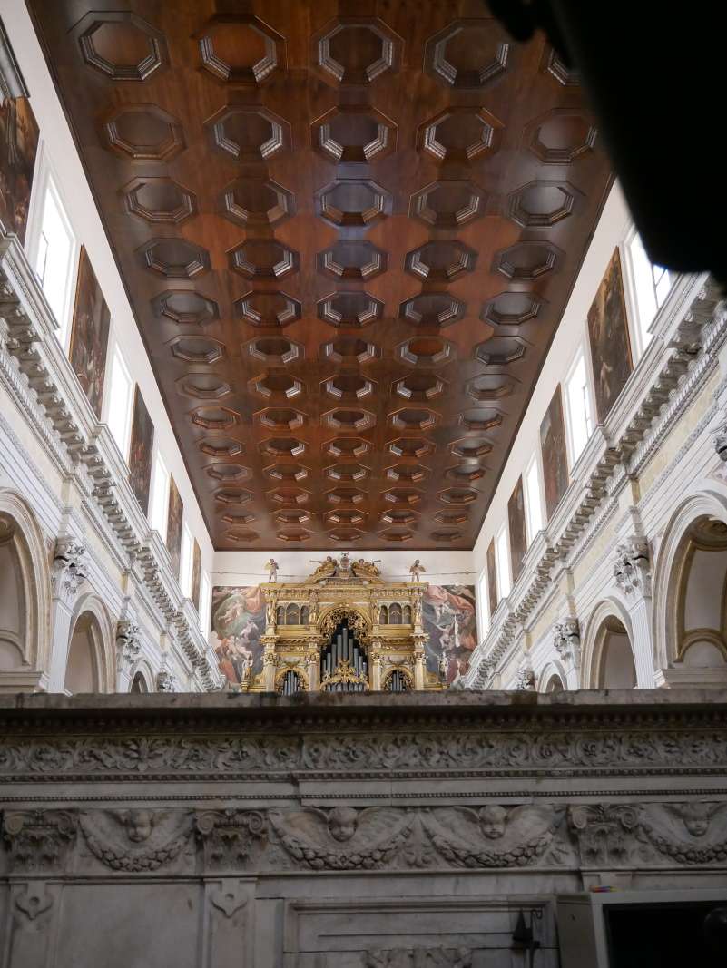 Pohad z apsidy ponad hl. oltr do kostola