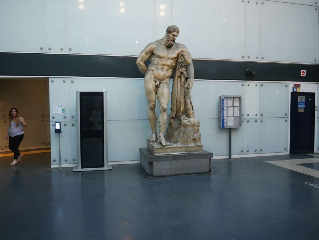Na stanici metra Museo je Herkules Farnese :)