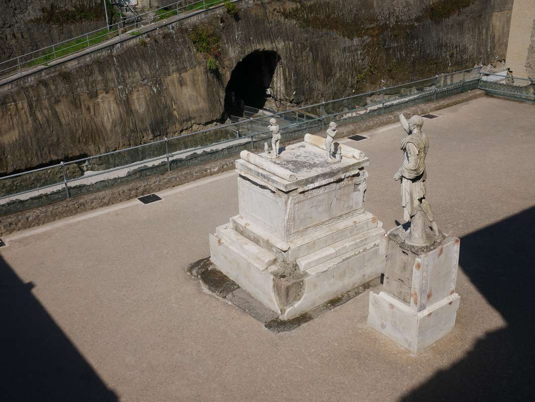 Terasa Marca Nonia Balba s jeho pohrebnm pomnkom (staval v Herculaneu verejn budovy)