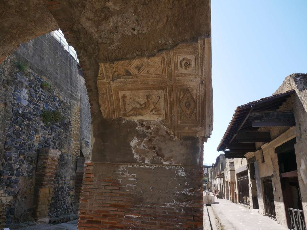 Augusteum (Basilica) na ulici Decumanus Maximus