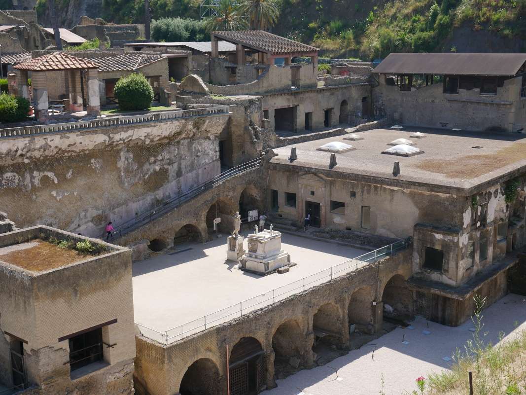 Terasa Marca Nonia Balba - v budove pod terasou bolo njdench najviac kostier