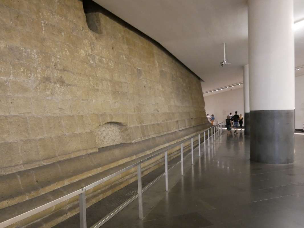 Metro Municipio - zachoval zklady stredovekch stavieb
