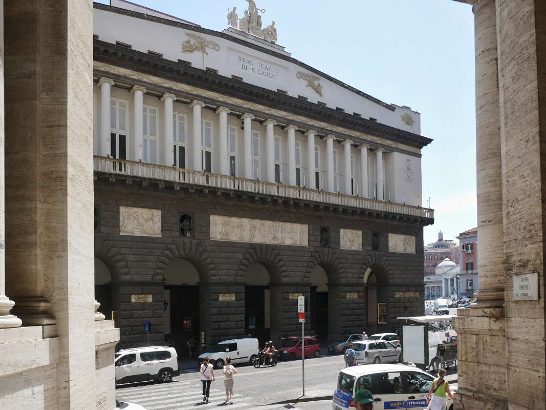 Divadlo San Carlo z Galrie Umberta I.