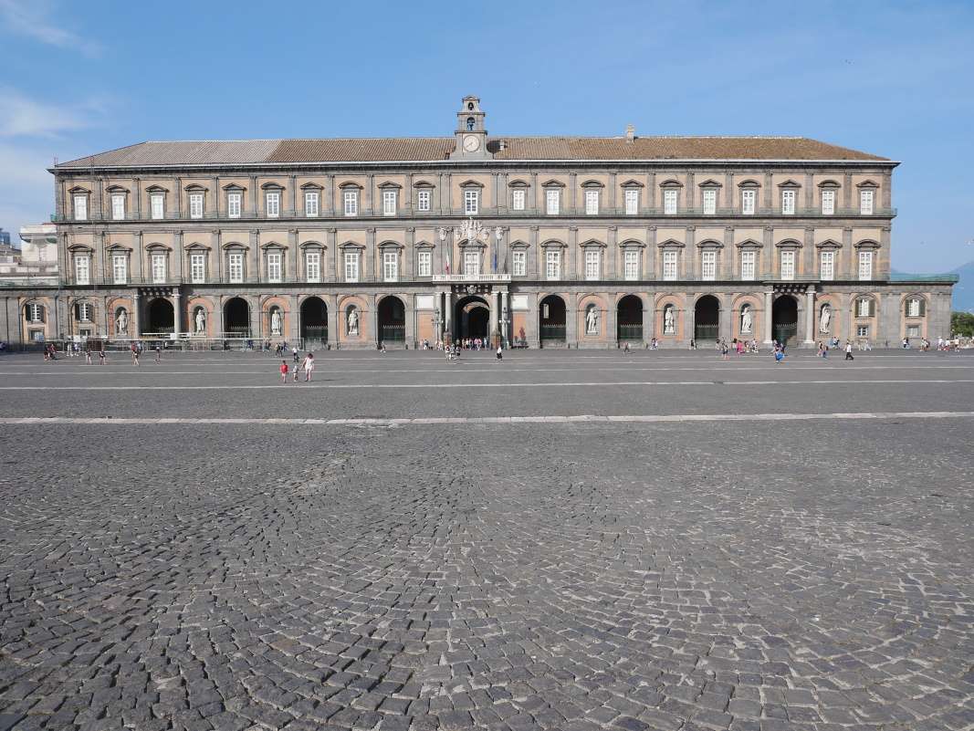 Krovsk palc v Neapole (Palazzo Reale di Napoli) - vstup z Piazza del Plebiscito