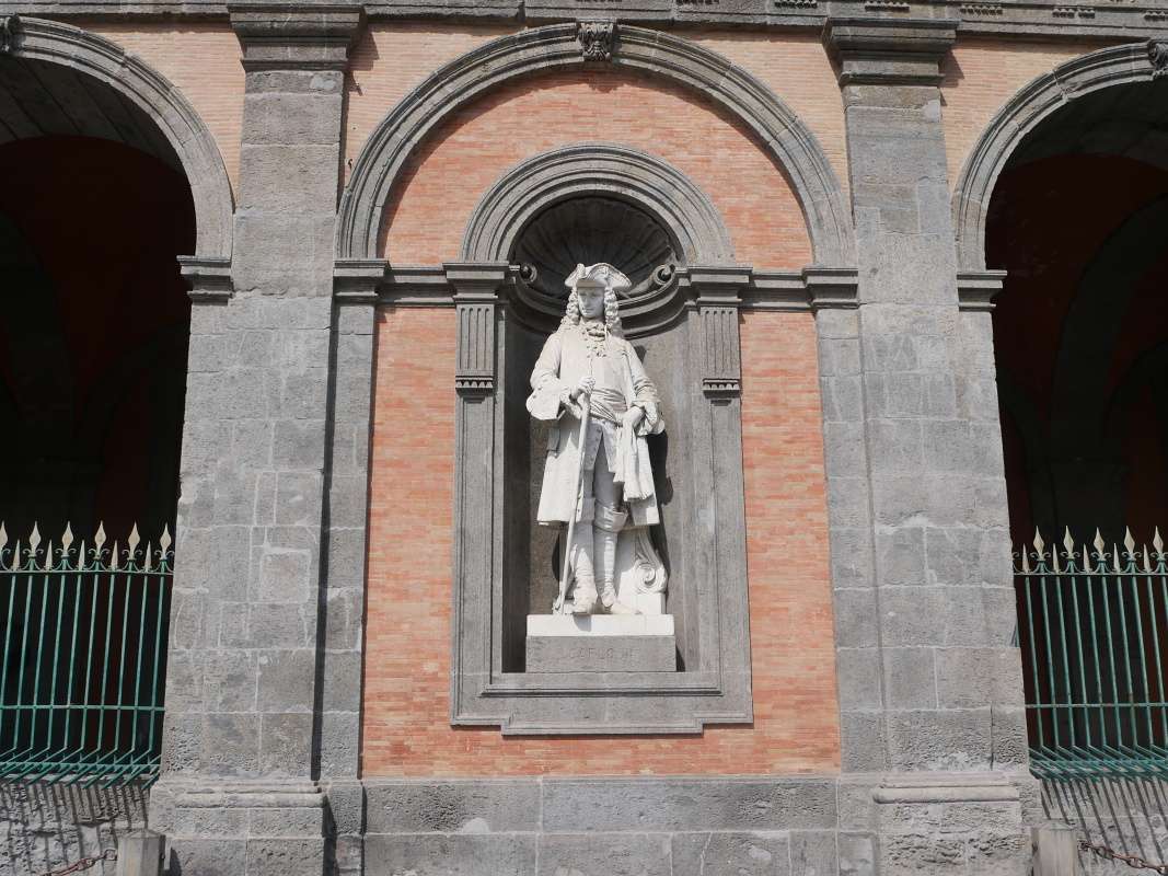Krovsk palc v Neapole (Palazzo Reale di Napoli) - prieelie vyzdoben sochami krov