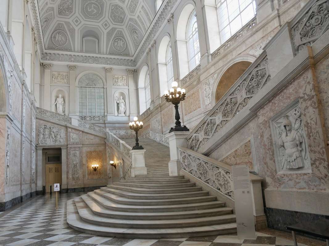 Krovsk palc v Neapole - hlavn mramorov schodisko