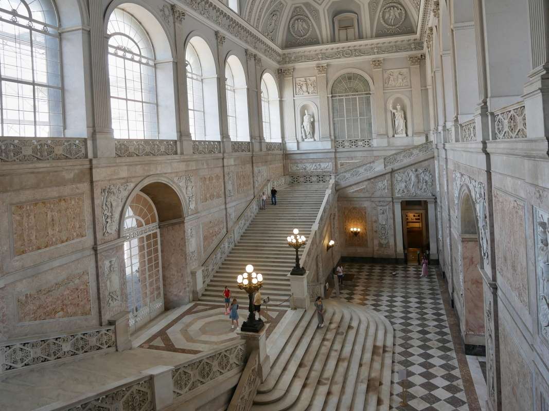 Krovsk palc v Neapole - hlavn mramorov schodisko