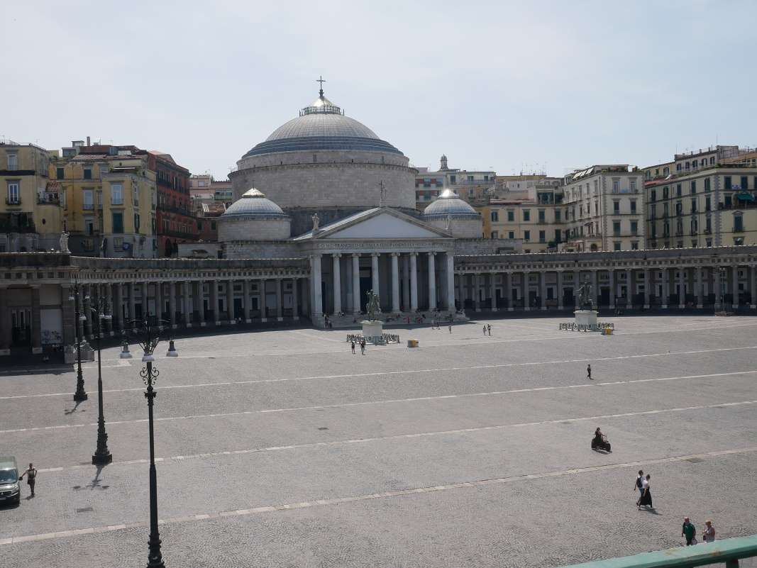 Terasov zhrady Krovskho palca - vhad na Piazza del Plebiscito a Baziliku sv. Frantika z Paoly