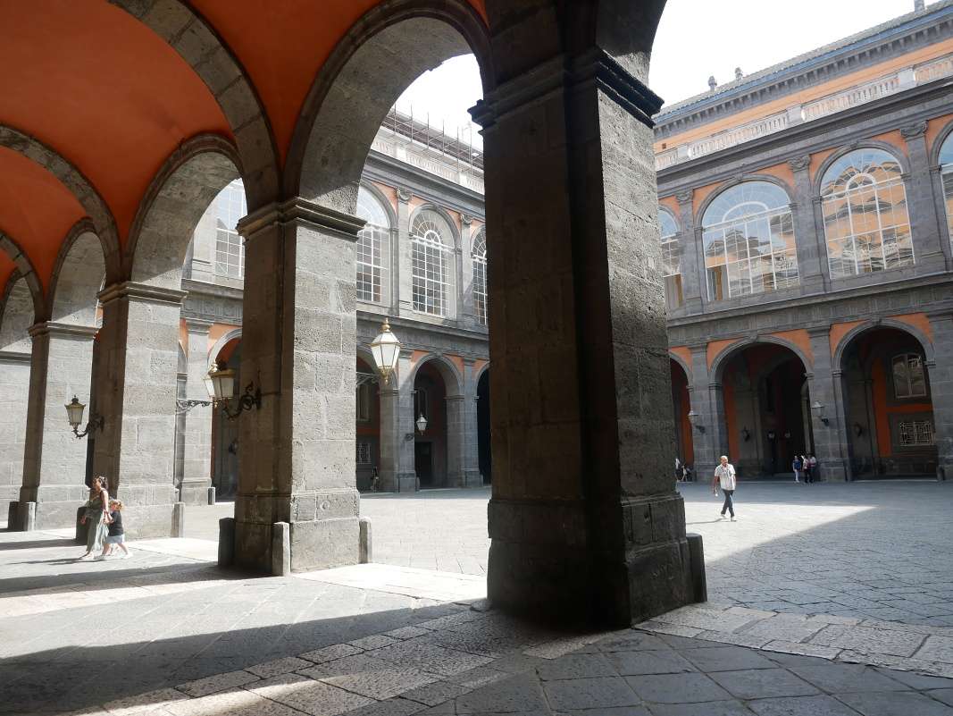 Krovsk palc v Neapole (Palazzo Reale di Napoli) - ndvorie
