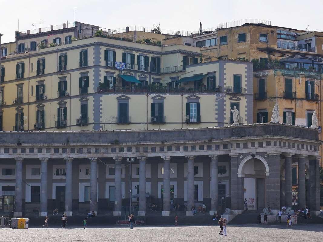 Piazza del Plebiscito - vhad na neapolsk strechy