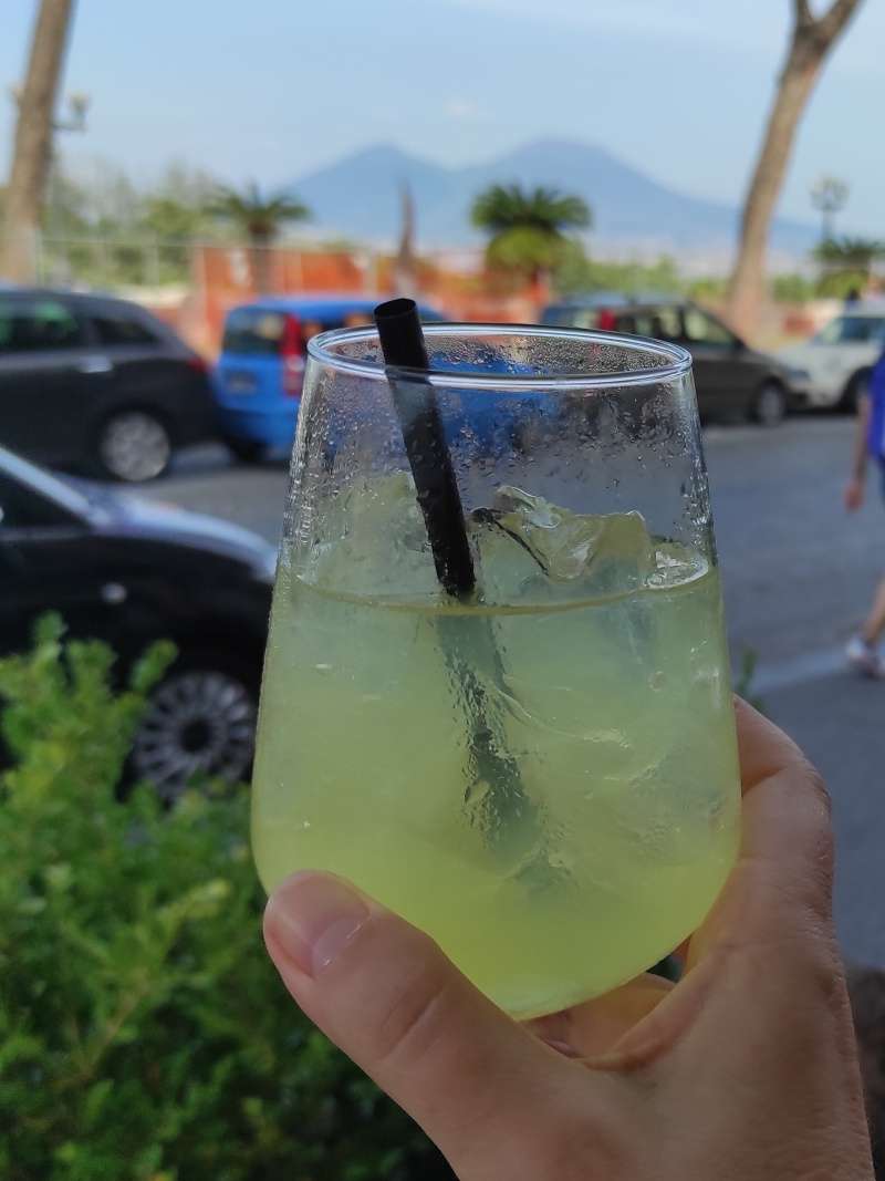 Limoncello spritz pod Vezuvom