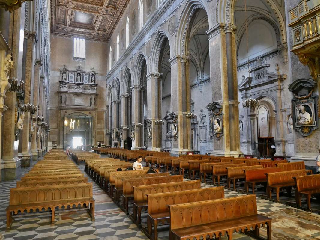 Neapolsk katedrla - prichdzam k hl. oltru