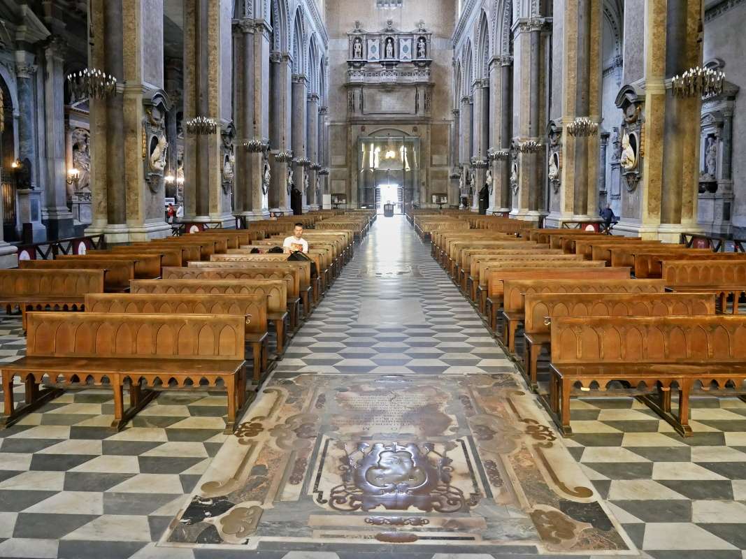 Neapolsk katedrla - pohad od hl. oltra ku vstupu