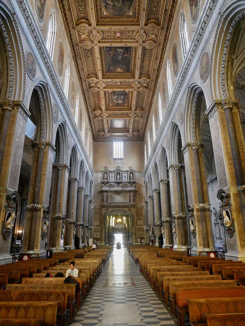 Neapolsk katedrla - pohad od hl. oltra ku vstupu
