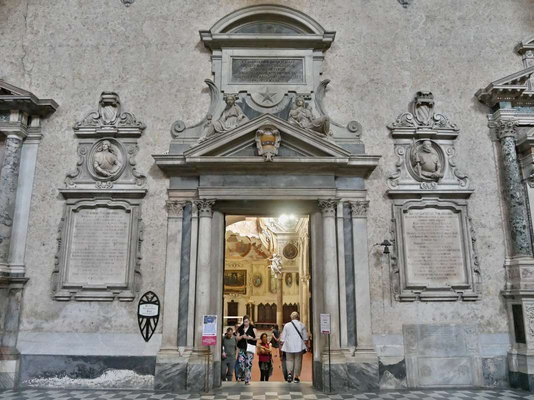 Neapolsk katedrla - vstup do Baziliky Santa Restituta - najstaia bazilika v Neapole (4. st.)