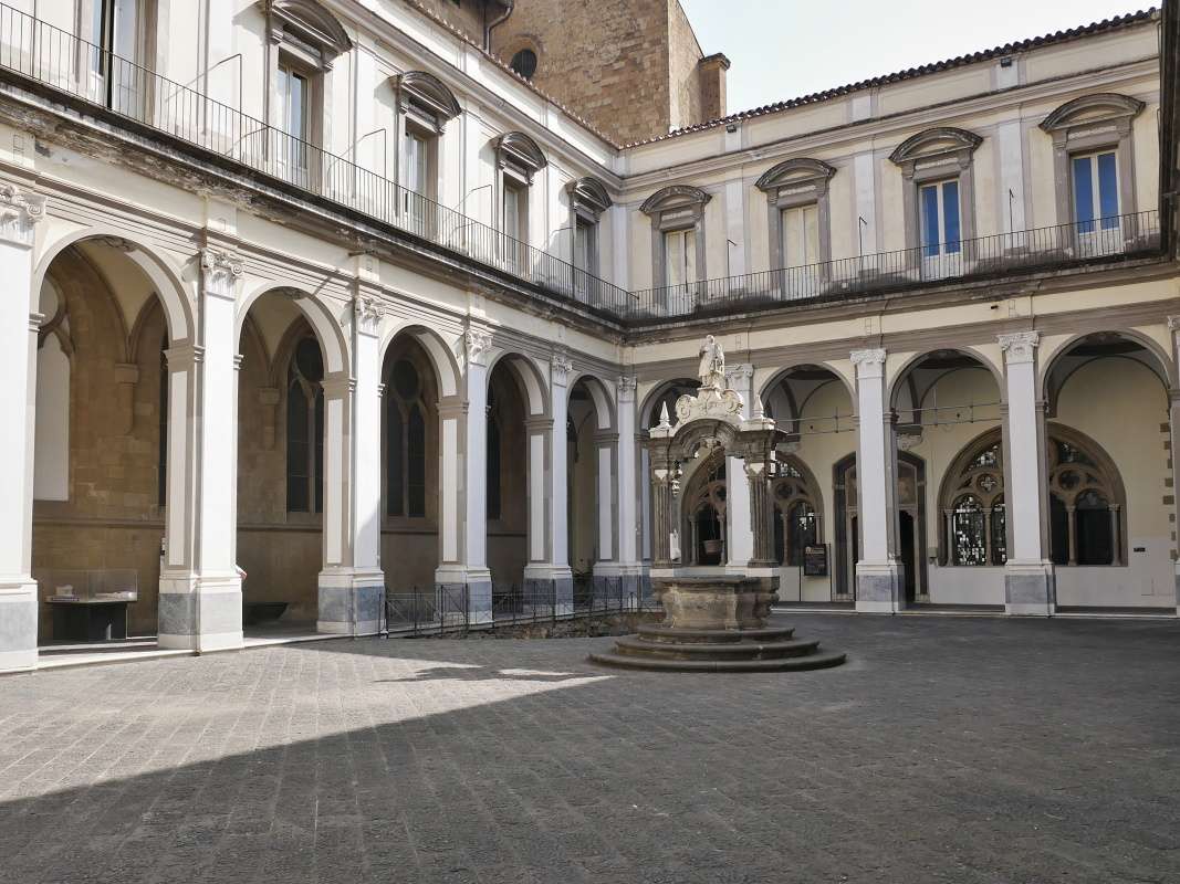 Komplex san Lorenzo Maggiore - ndvorie kltora