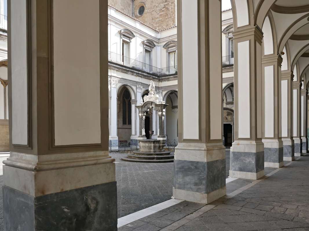 Komplex san Lorenzo Maggiore - ndvorie kltora