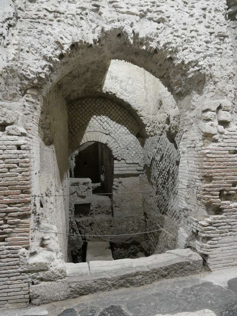 Komplex san Lorenzo Maggiore - podzemie, pvodn grcke a rmske Macellum - trh Neapolisu