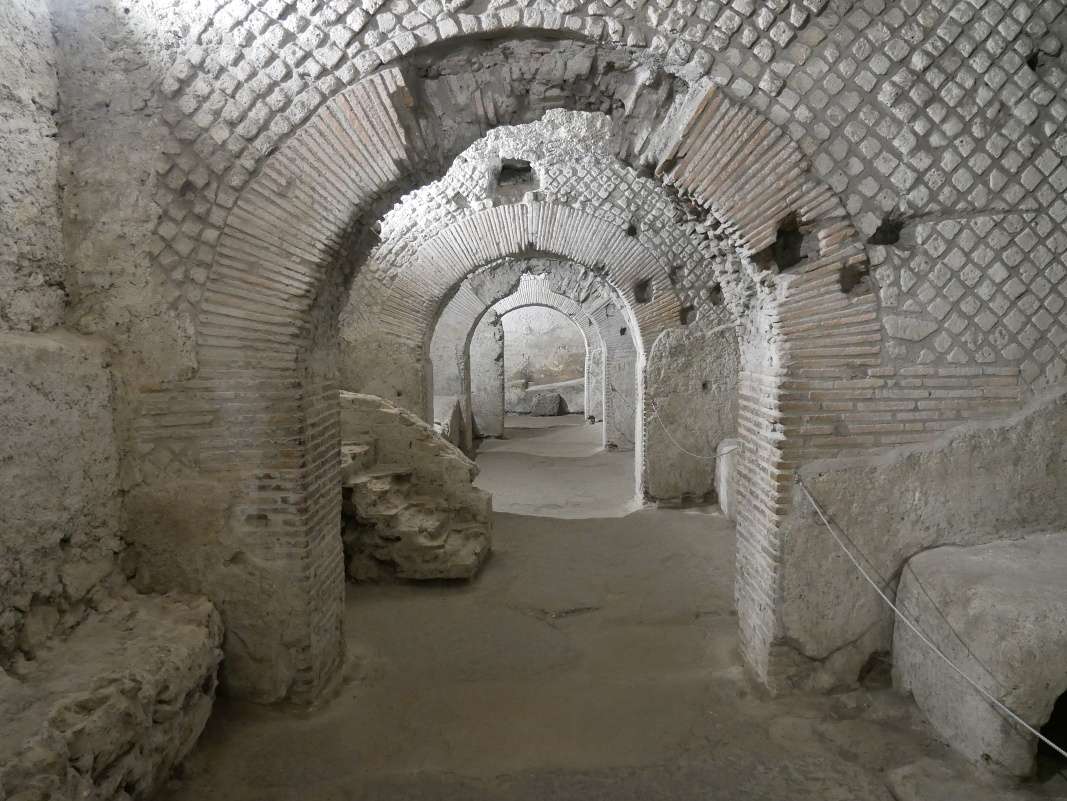 Komplex san Lorenzo Maggiore - podzemie, pvodn grcke a rmske Macellum - trh Neapolisu