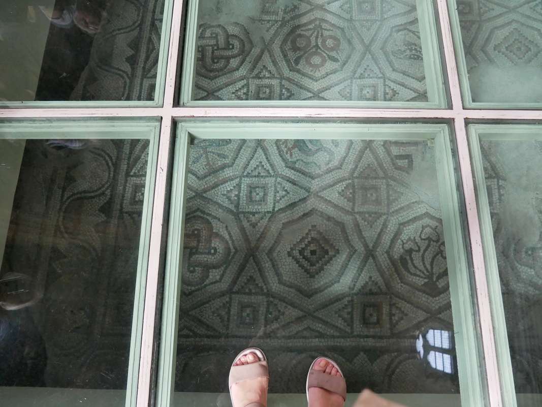Kostol san Lorenzo Maggiore - presklen podlaha s pohadom na mozaikov dlaby macella v Neapolise