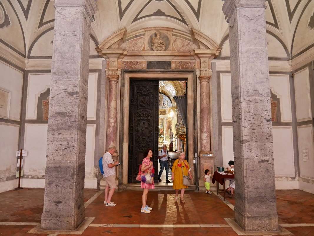 Kostol San Gregorio Armeno - vstupn portl, nad nai je chr pre mnky