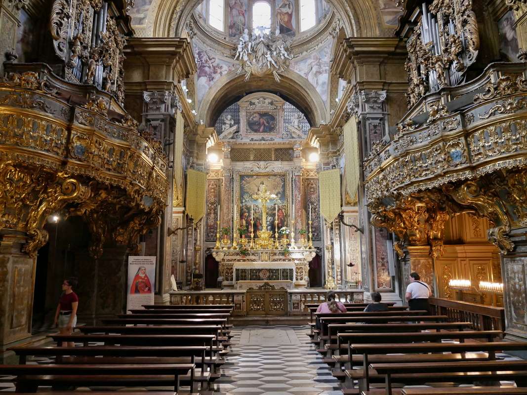 Kostol San Gregorio Armeno - hlavn oltr a organy