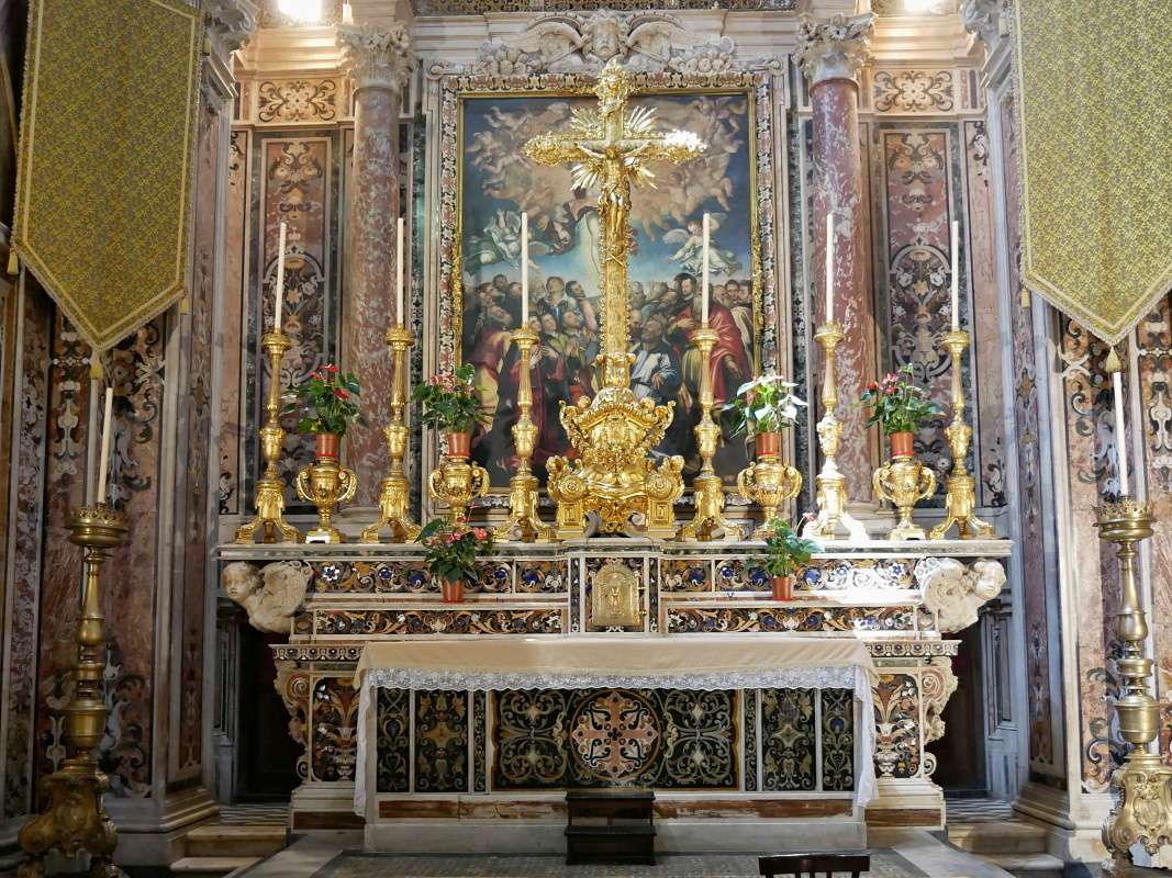 Kostol San Gregorio Armeno - hlavn oltr s obrazom Nanebovstpenia od Giovanniho Bernarda Lamu, r. 1574