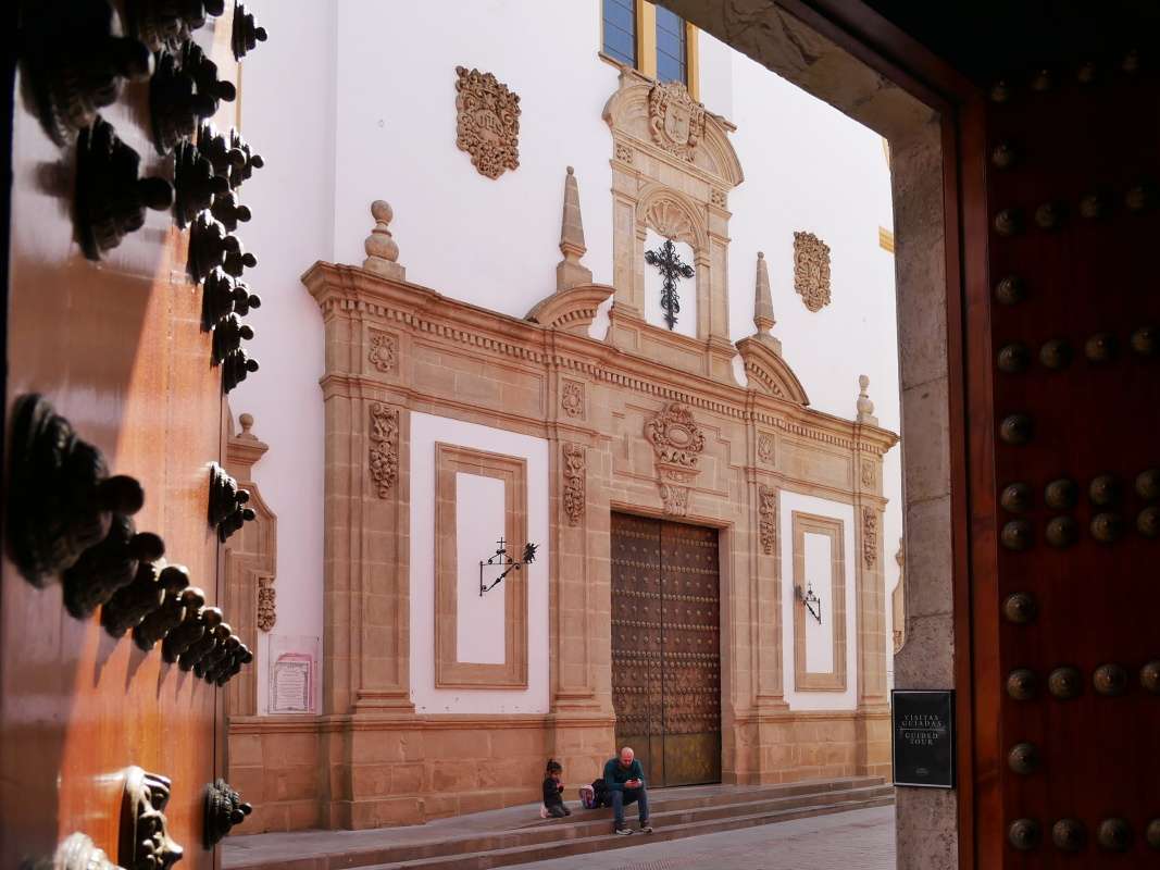 Kostol Iglesia de Santa Cruz pred Casa de Salinas