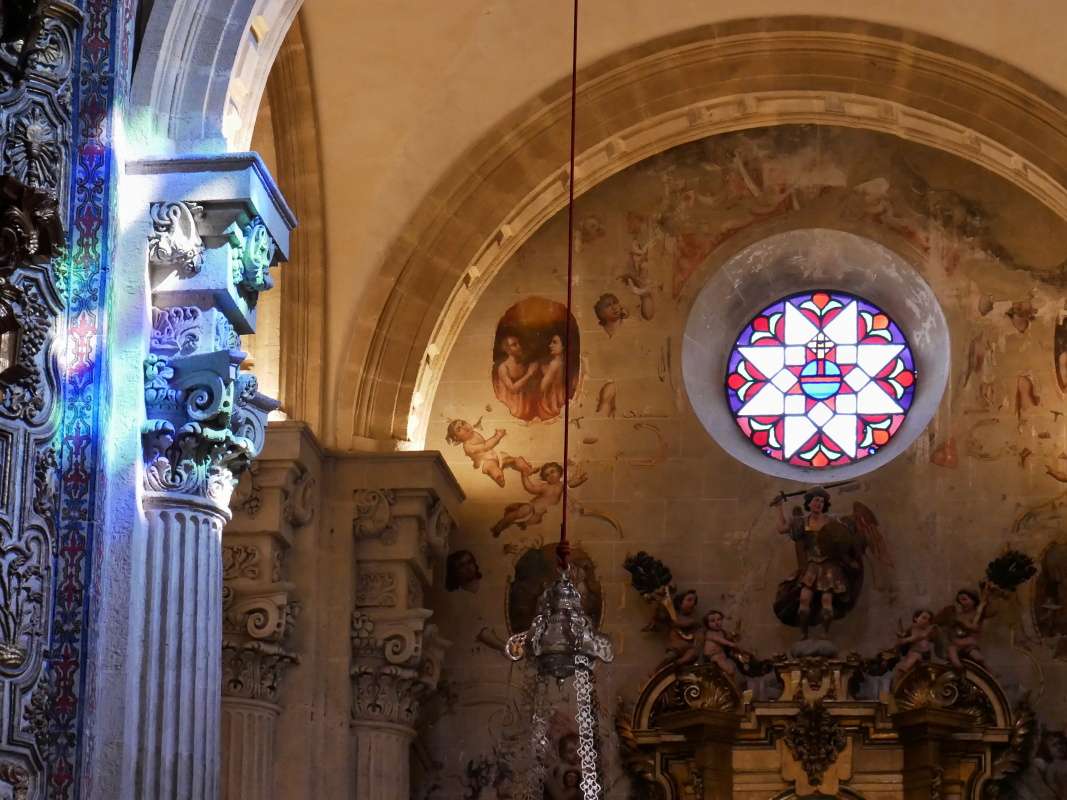 Kostol Boskho Spasitea, mozaikov okn a ich farebn odblesky
