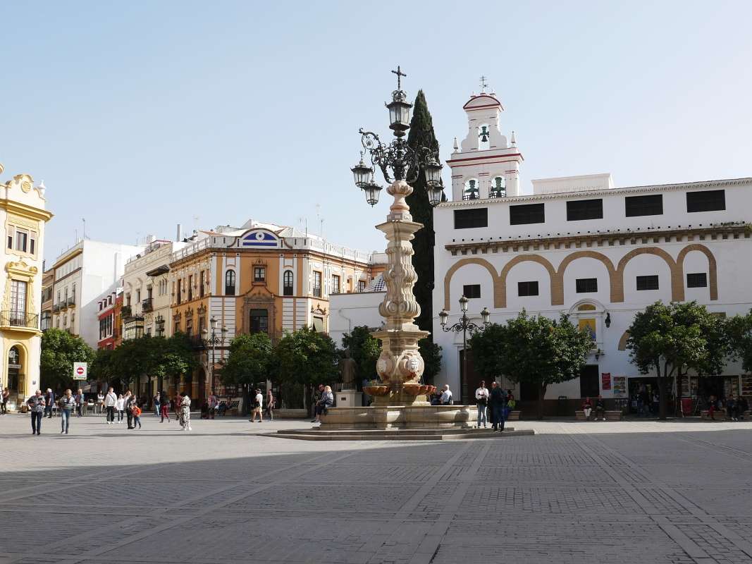 Nmestie panny krov(Plaza Virgen de los Reyes)