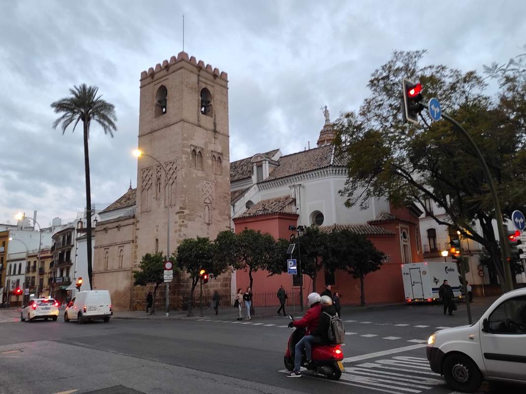 Stojme na zastvke, vidme Kostol sv. Katarny (Iglesia de Santa Catalina), hne za nm je nae ubytovanie