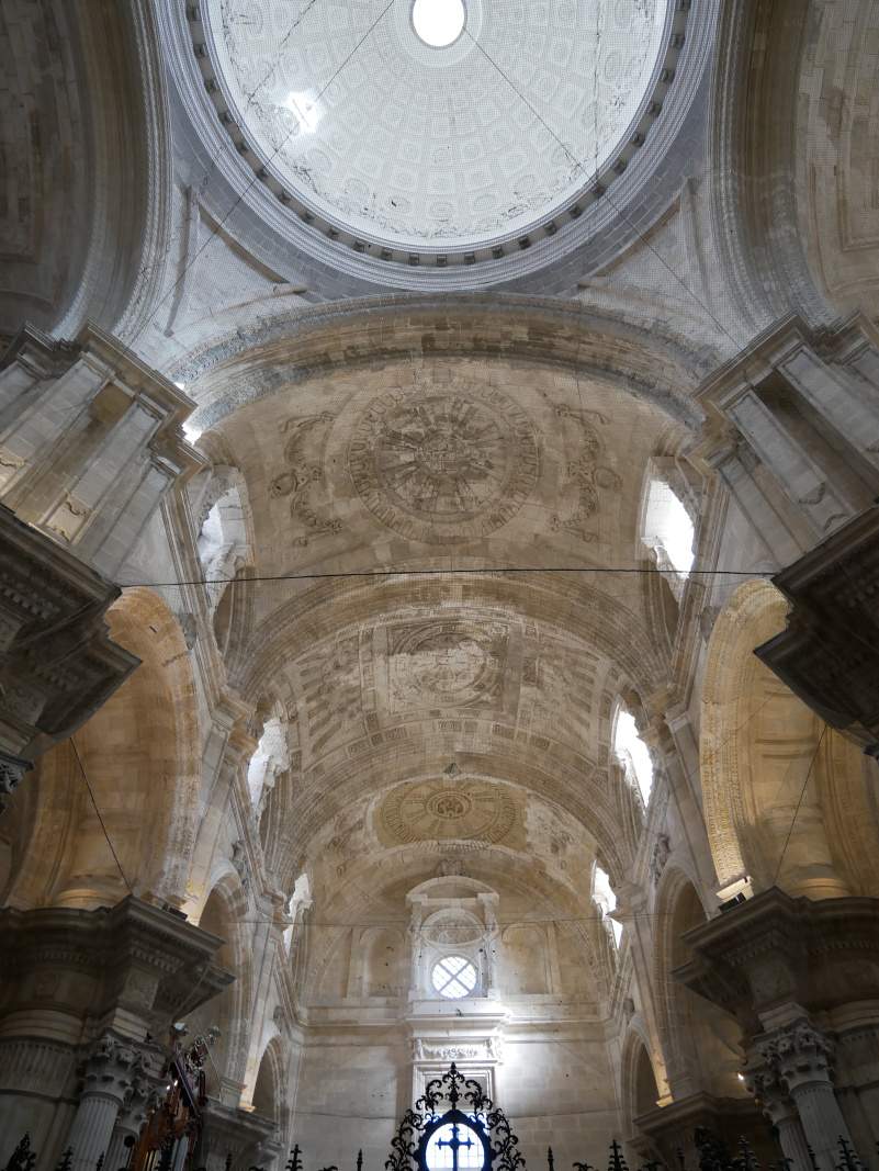 Katedrla v Cdize - mohutn strop skryt pod siekou