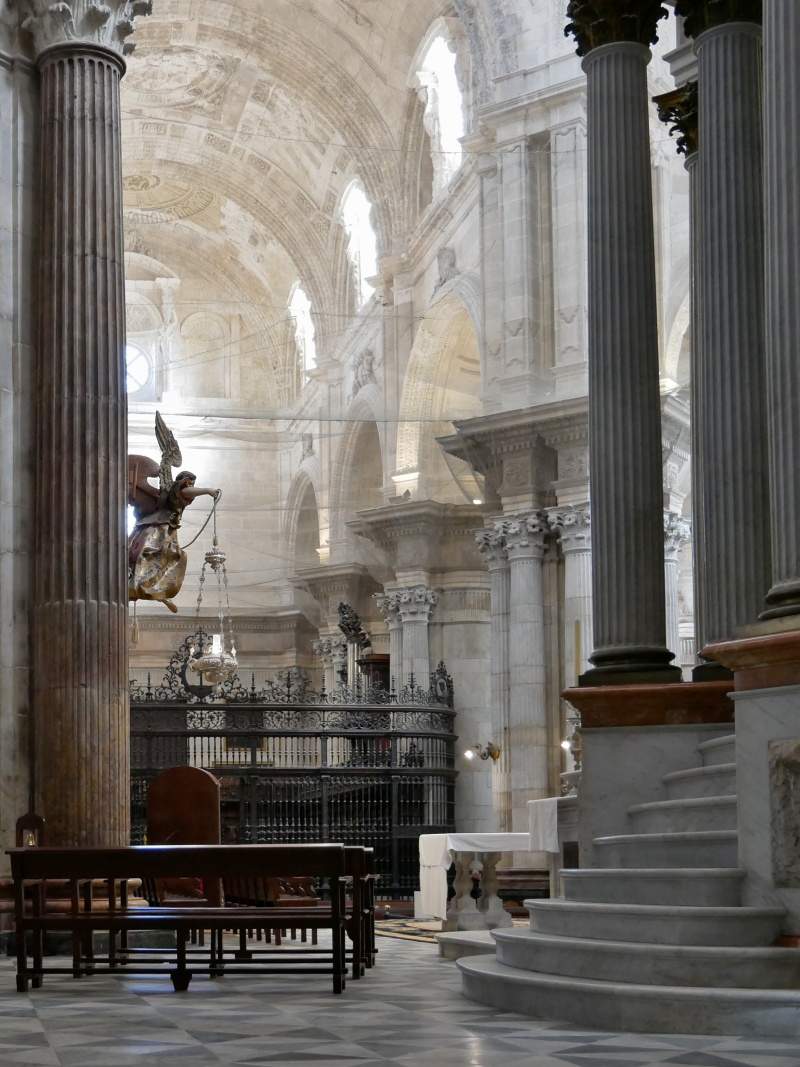 Katedrla v Cdize - pohad spoza oltra k vstupu