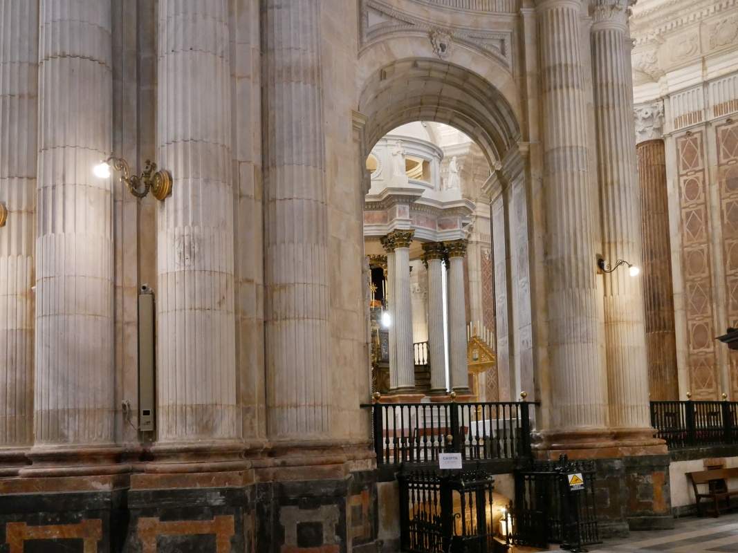 Katedrla v Cdize - vchod do krypty a hl. oltr