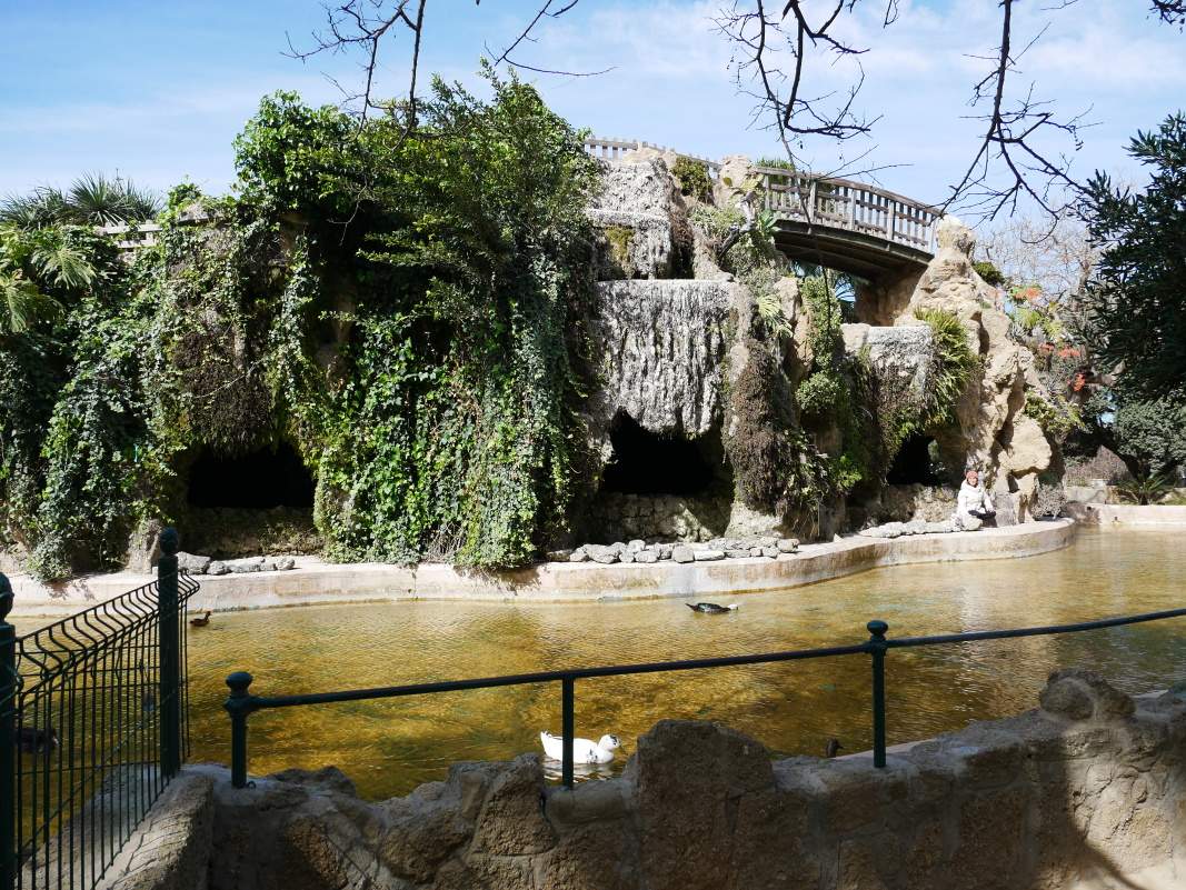 Park Genovse - umel jaskya a vyven most