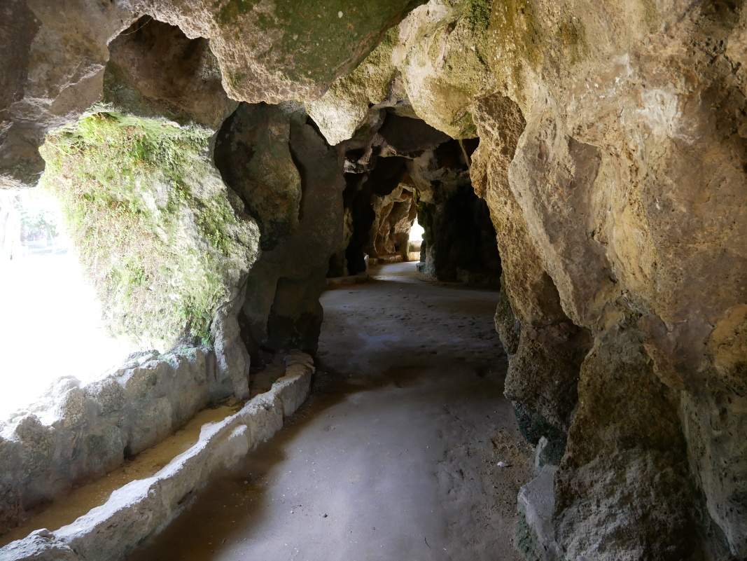 Park Genovse - umel jaskya a vyven most