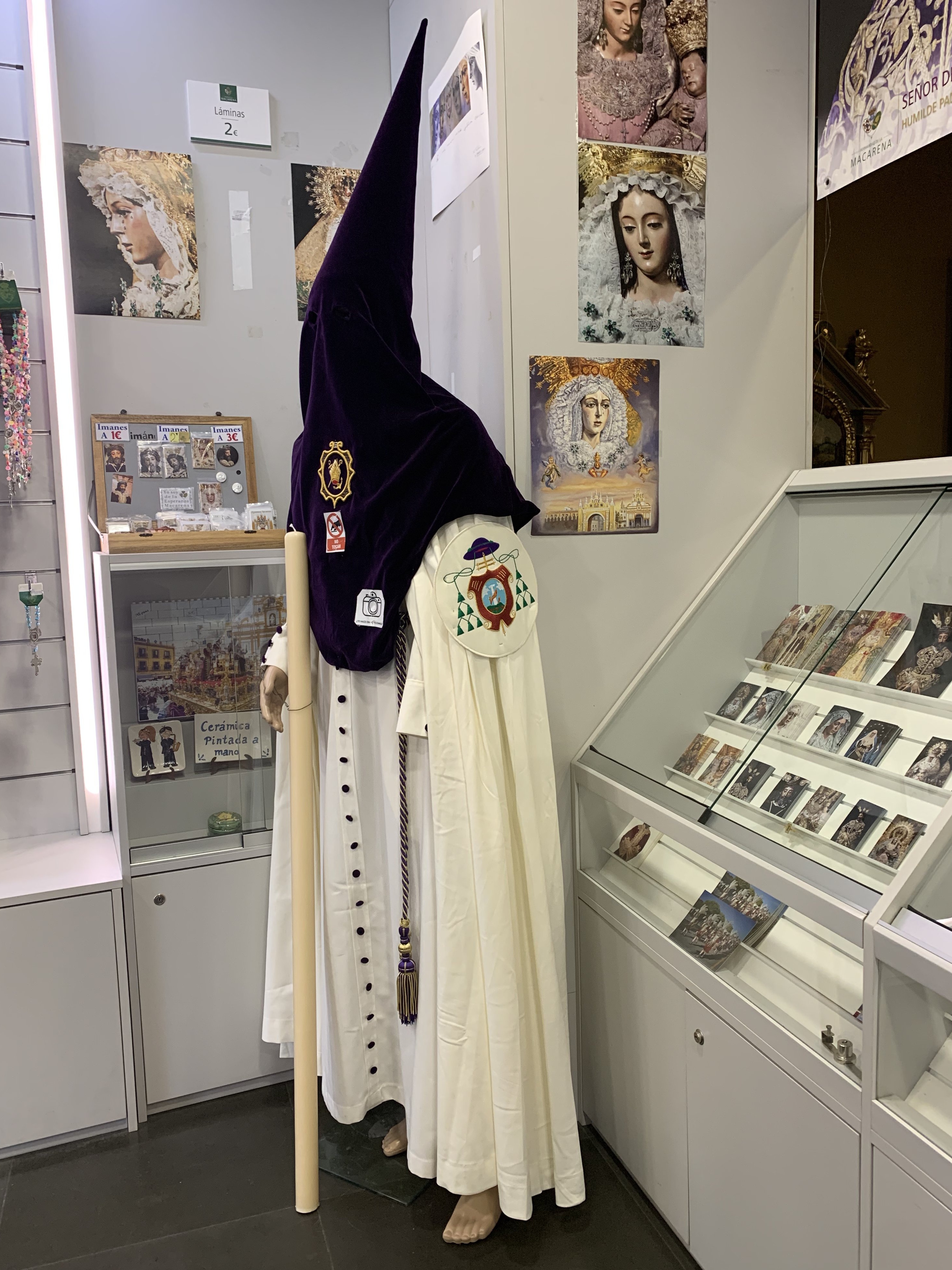 Obchod pri Bazilike - oblek lena bratstva Macarena pri procesich