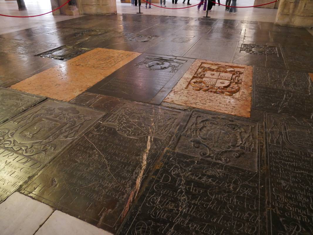 Podlaha prvej kresanskej kaplnky - nhrobn kamene